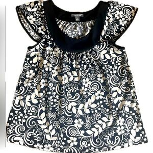 Apt 9 black and white floral flutter sleeve blouse. Excellent condition. Size SP